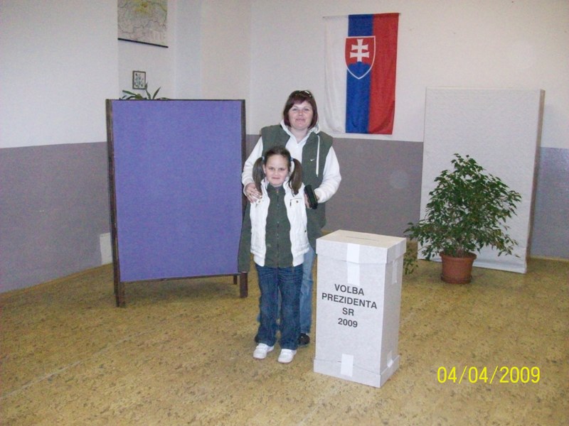 Fotogaléria Voľba prezidenta SR 2. kolo - prišli aj tí menší (6) Voľba prezidenta SR 2. kolo - prišli aj tí menší