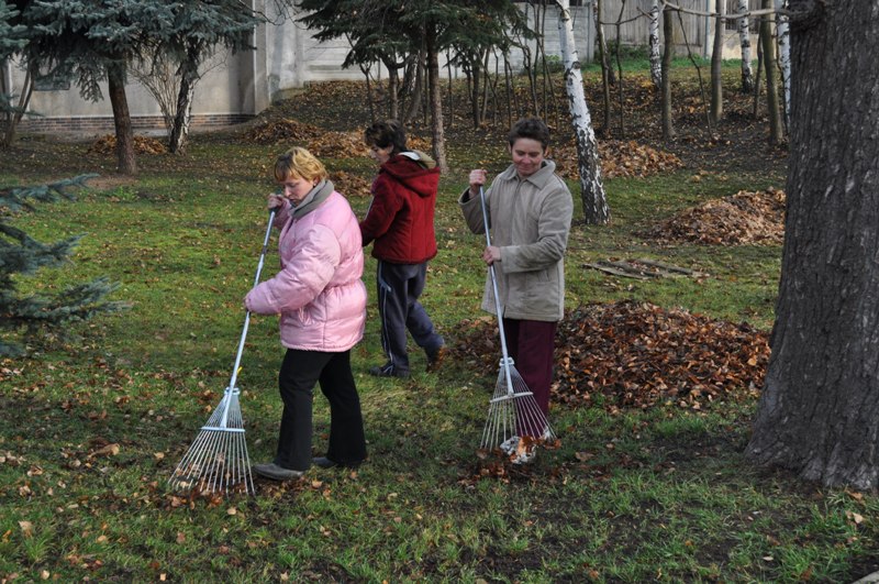 Fotogaléria Úprava verejných priestranstiev pracovníčkami OcÚ (3) Úprava verejných priestranstiev pracovníčkami OcÚ