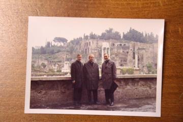 Cyril Minárik pri Forum Romanum, vykopávkach z čias Rímskej ríše - otvori sa v novom okne Cyril Minárik pri Forum Romanum, vykopávkach z čias Rímskej ríše - otvori sa v novom okne