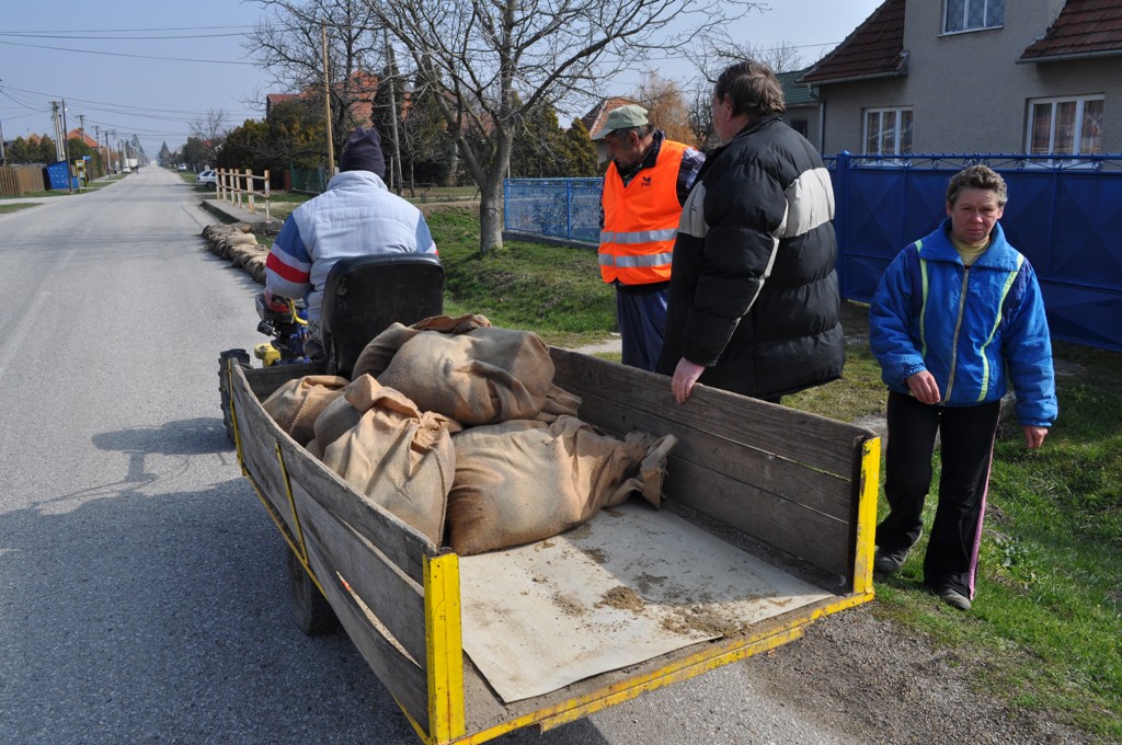 Fotogaléria Odstraňovanie vriec po mimoriadnej situácii v obci april 2013 (10) Odstraňovanie vriec po mimoriadnej situácii v obci april 2013