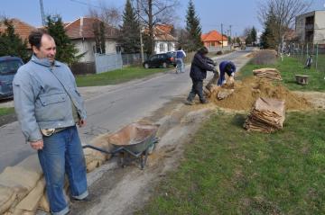 Odstraňovanie vriec po mimoriadnej situácii v obci april 2013 - otvori sa v novom okne Odstraňovanie vriec po mimoriadnej situácii v obci april 2013 - otvori sa v novom okne