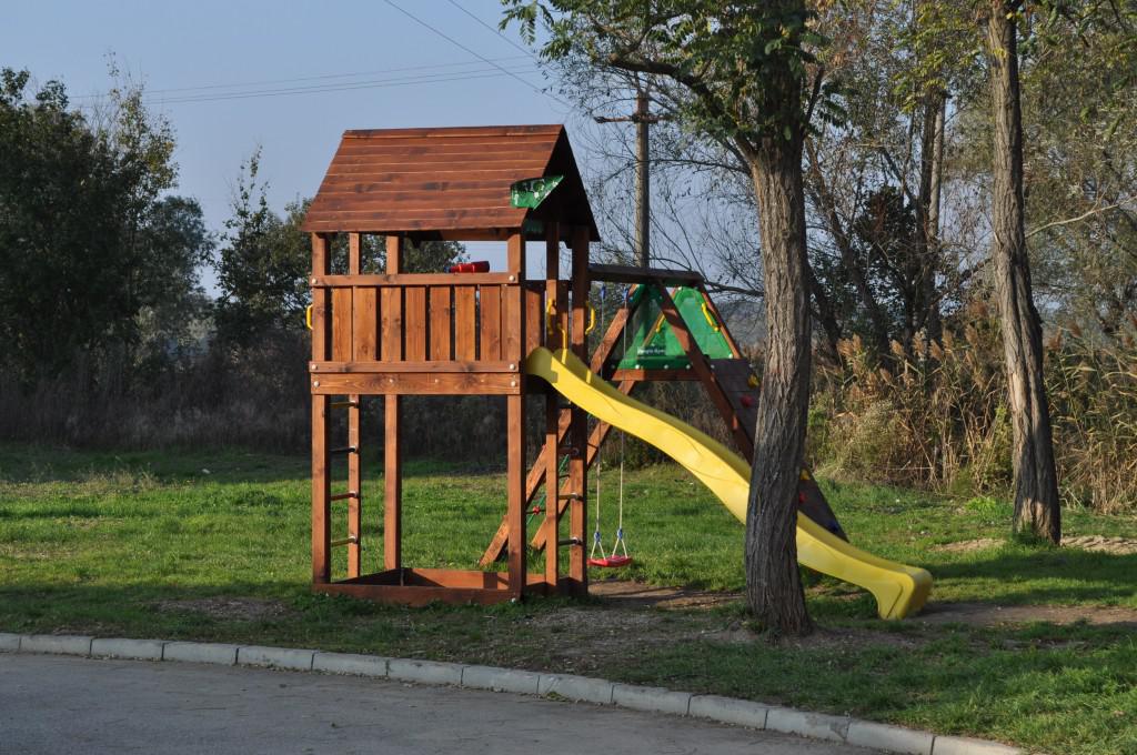 Fotogaléria Výstavba detského ihriska pri bytovkách - 24.11.2014 (38) Výstavba detského ihriska pri bytovkách - 24.11.2014